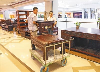 業(yè)內(nèi)人士認(rèn)為，今年年底購買紅木材料或家具是個(gè)好時(shí)機(jī)。新京報(bào)記者 王遠(yuǎn)征 攝