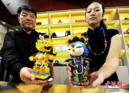 北京故宮吉祥物龍鳳“壯壯”、“美美”。