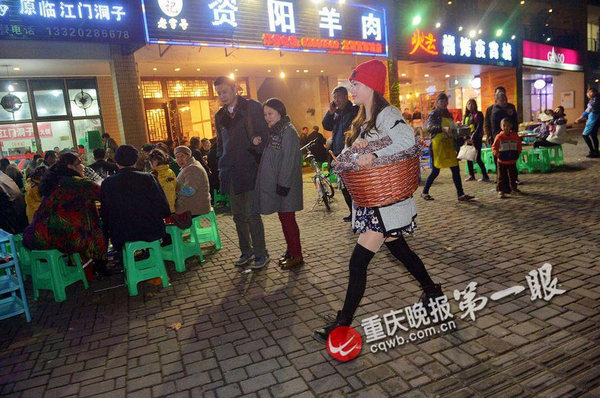 板栗妹妹成為好吃街的一道風(fēng)景。3