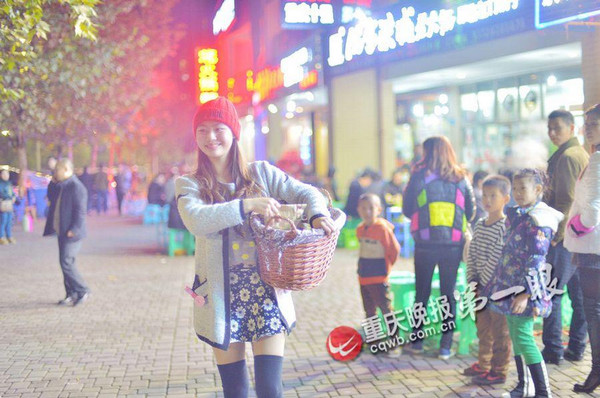 板栗妹妹成為好吃街的一道風(fēng)景。2