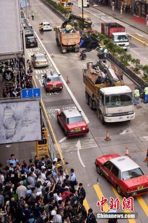11月26日，香港警方協(xié)助法庭執(zhí)達(dá)主任在旺角彌敦道展開(kāi)清障行動(dòng)，下午1點(diǎn)45分，彌敦道恢復(fù)雙向通車。 中新社發(fā) 張宇 攝