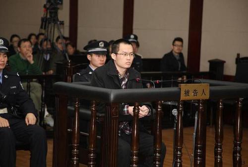 12月8日23時30分左右，復旦投毒案二審結(jié)束，法庭將擇日宣判，圖為被告人林森浩受審。