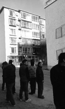 　小圖：2樓被殃及，窗戶掉下。　　大圖：樓內(nèi)住戶跑到院中，焦急觀望。