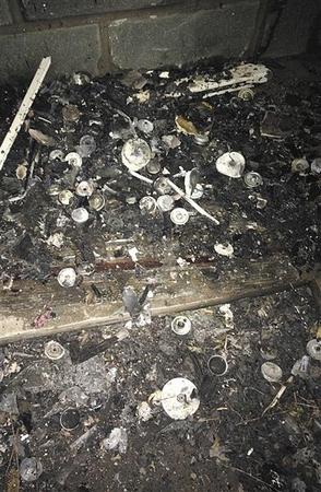 爆炸現(xiàn)場散落著很多直徑約5厘米的銀色金屬圓蓋，圓蓋上銜接著線狀物。