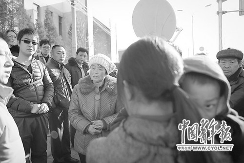 北京海淀區(qū)清華附中門外，一名事故工地工人的家屬在哭泣。本報記者 趙迪攝