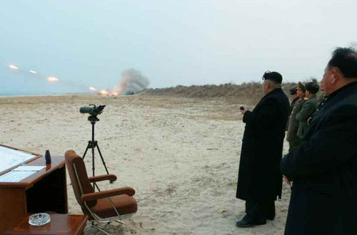金正恩指導(dǎo)炮兵射擊，強調(diào)軍隊做好戰(zhàn)爭準(zhǔn)備2