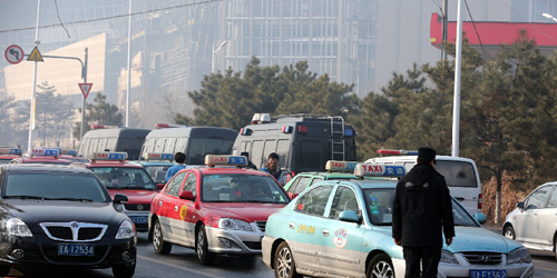 沈陽千輛出租車罷運(yùn)-抗議滴滴和快的專車3