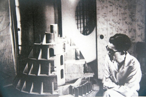 臺灣文化大學(xué)建筑系第一屆系主任盧毓駿家，當(dāng)年坐在其所設(shè)計的草山防空洞模型，思索防爆設(shè)計