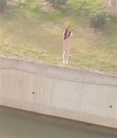 裸女跳河被圍觀，救人者被無(wú)視？