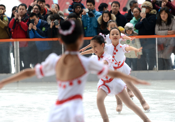 1月24日,“鳥巢歡樂冰雪季”在國家體育場“鳥巢”正式開啟，為申辦2022年冬奧會助力。游客們可以在“鳥巢歡樂冰雪季”體驗冰雪運(yùn)動的樂趣。本報記者 齊波 攝