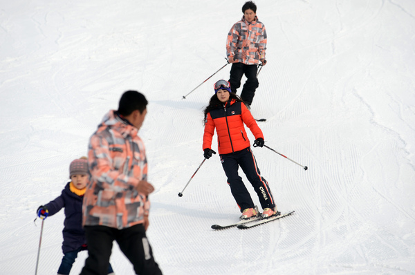 1月24日,“鳥巢歡樂冰雪季”在國家體育場“鳥巢”正式開啟，為申辦2022年冬奧會助力。游客們可以在“鳥巢歡樂冰雪季”體驗冰雪運(yùn)動的樂趣。圖為自由式滑雪項目世界杯冠軍李妮娜和滑雪愛好者同場競技。本報記者 齊波 攝