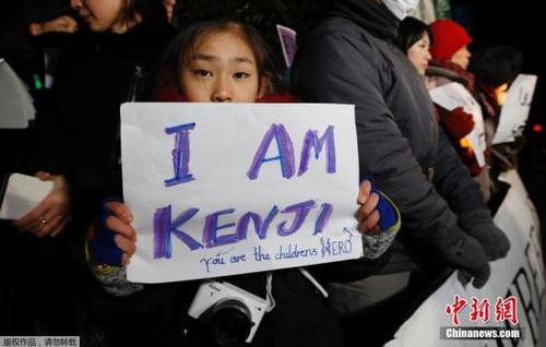 當(dāng)?shù)貢r(shí)間2015年1月28日，日本東京，民眾在安倍府邸外燭光守夜，聲援后藤健二(Kenji Goto)。