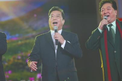 文聯(lián)春晚上，李雙江與楊洪基等藝術(shù)家合唱《誰不說俺家鄉(xiāng)好》，宣告復(fù)出歌壇。
