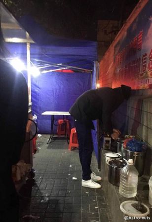 別人家的樓下！炒年糕小哥酷帥走紅
