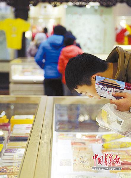游客正在瀏覽故宮文化產(chǎn)品。