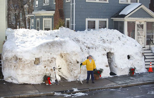 麥克卡夫在他鑿建的雪屋前留影。（網(wǎng)頁截圖）
