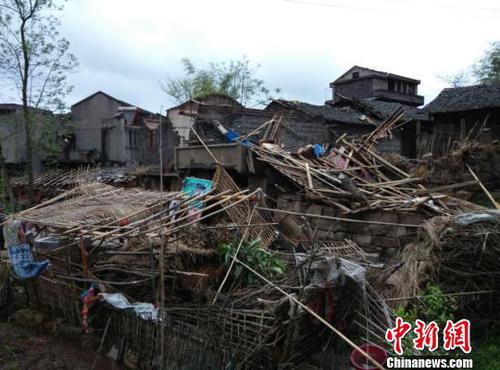 　廣安市武勝縣三溪、飛龍等鄉(xiāng)鎮(zhèn)境內(nèi)遭受狂風(fēng)、雷電、冰雹災(zāi)害現(xiàn)場。（王爵攝）