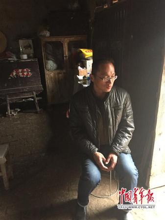 楊波濤坐在老家的屋里。