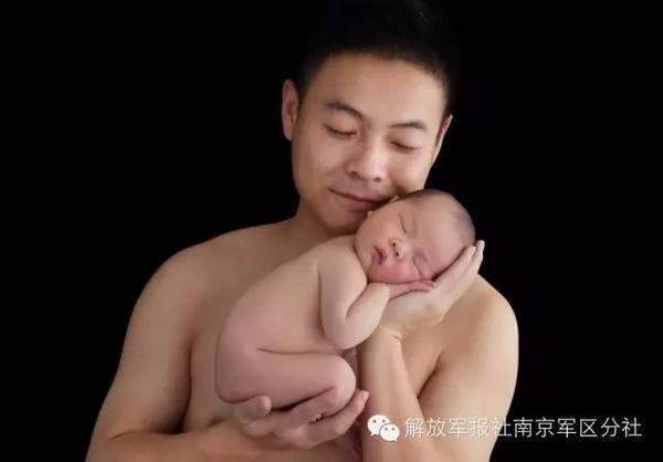 寶寶和父親合影。