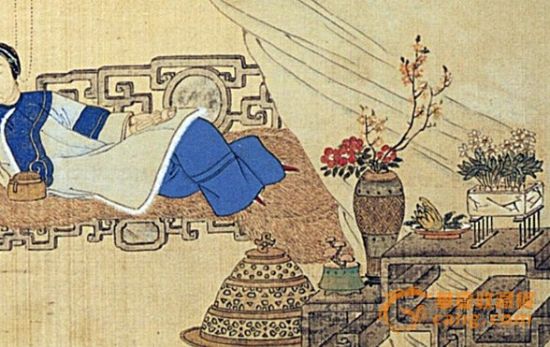 　　閨中擺放臘梅、山茶、水仙、靈芝，以及佛手一只，典型的冬日陳設(shè)