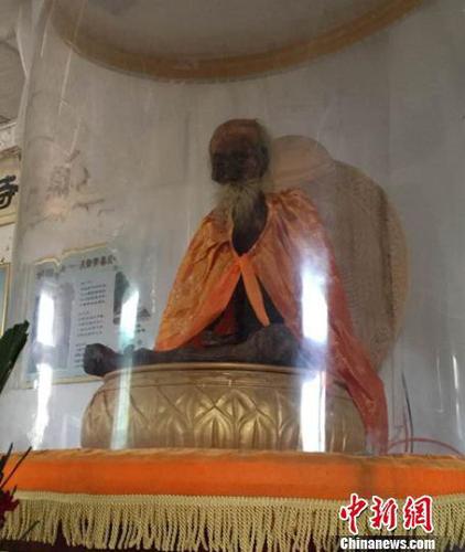 圖為圓寂高僧吳云青不腐肉身供奉在靈泉寺一特制罩子內(nèi)。 闞力 攝