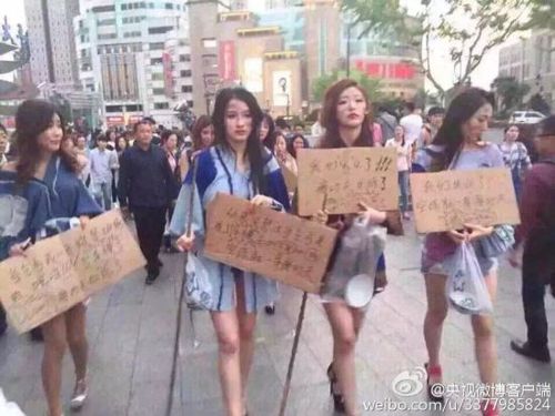 　4月26日晚消息，一大波美女車模打扮成乞丐，在上海徐家匯街頭乞討，以抗議車展拒絕車模導(dǎo)致自己失業(yè)。1