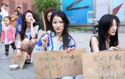 　4月26日晚消息，一大波美女車(chē)模打扮成乞丐，在上海徐家匯街頭乞討，以抗議車(chē)展拒絕車(chē)模導(dǎo)致自己失業(yè)。3