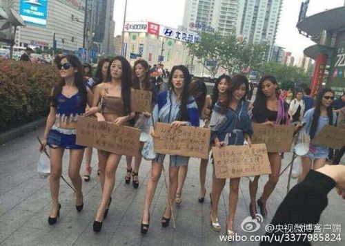 　4月26日晚消息，一大波美女車模打扮成乞丐，在上海徐家匯街頭乞討，以抗議車展拒絕車模導(dǎo)致自己失業(yè)。5