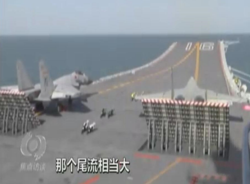 5月2日，中央電視臺《焦點訪談》節(jié)目聚焦中國航母遼寧艦，曝光了遼寧艦連續(xù)放飛殲-15艦載機的畫面。圖為兩架殲-15艦載機在遼寧艦航母上準備起飛。