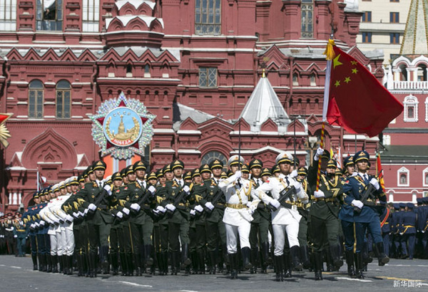 5月7日，在俄羅斯首都莫斯科，中國(guó)人民解放軍三軍儀仗隊(duì)在彩排中列隊(duì)行進(jìn)。當(dāng)日，俄羅斯在莫斯科紅場(chǎng)舉行紀(jì)念衛(wèi)國(guó)戰(zhàn)爭(zhēng)勝利70周年紅場(chǎng)閱兵式總彩排。新華社記者馬占成攝