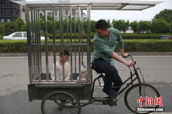 為載癡兒看風(fēng)景-父親自制愛(ài)心“鐵籠車(chē)”4
