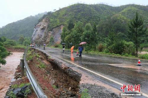 圖為5月19日，江西贛州石城縣珠坑鄉(xiāng)塘臺村通往福建寧化縣的公路出現(xiàn)塌方。陳小強 攝