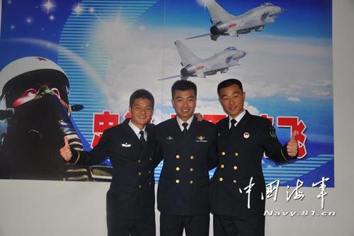 姜濤（中）與學(xué)員們在一起。來源：中國海軍網(wǎng)