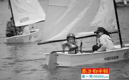 昨日，深圳“帆樂(lè)海岸·中國(guó)杯親子帆船節(jié)”在歡樂(lè)海岸狂歡廣場(chǎng)游輪碼頭舉行。