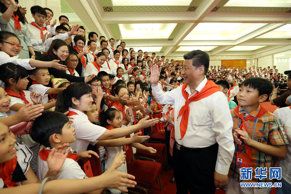 6月1日，黨和國家領(lǐng)導人習近平、劉云山等在北京人民大會堂親切會見中國少年先鋒隊第七次全國代表大會全體代表。 新華社記者 馬占成 攝