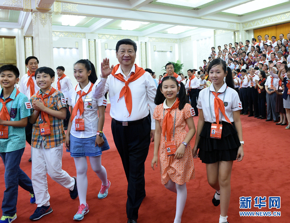 6月1日，中國(guó)少年先鋒隊(duì)第七次全國(guó)代表大會(huì)在北京開(kāi)幕。這是習(xí)近平、劉云山等來(lái)到人民大會(huì)堂，與代表們親切握手，并合影留念。 新華社記者 王曄 攝