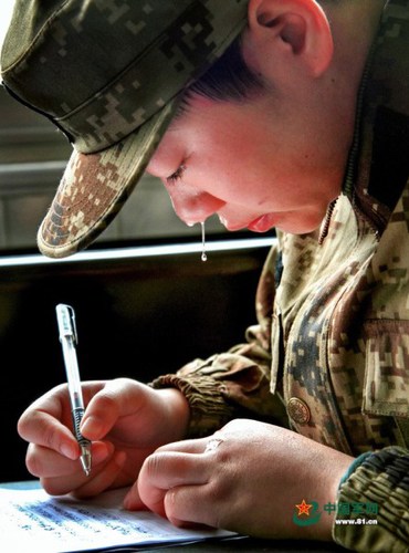 進軍營，你寫第一封家書時難免會想家流淚。劉志云 攝