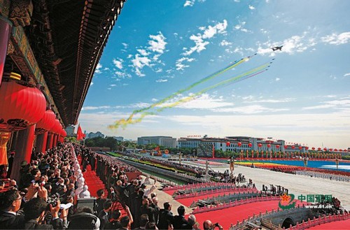 遇上國(guó)慶閱兵這樣的重大活動(dòng)，駕駛戰(zhàn)機(jī)飛過(guò)天安門(mén)會(huì)成為你一輩子的榮耀記憶。張雷 攝