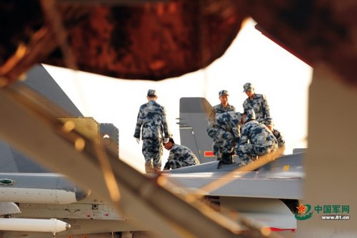戰(zhàn)機安全升空，離不開機務(wù)兵的嚴格把關(guān)。李愛明 攝
