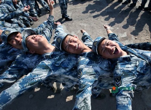 心理拓展訓(xùn)練讓成空某司機(jī)訓(xùn)練大隊(duì)學(xué)兵在緊張的訓(xùn)練間隙放松身心。劉應(yīng)華 攝