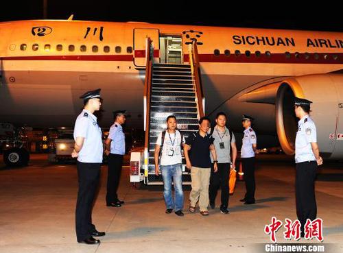潛逃至加拿大的重大經濟犯罪嫌疑人周某某被民警押下飛機?！“苍础z