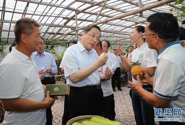 6月13日，中共中央政治局常委、全國(guó)政協(xié)主席俞正聲來到廈門市海滄區(qū)青礁村院前社出席兩岸“同名村、心連心”交流活動(dòng)，并與部分前來參加第七屆海峽論壇的鄉(xiāng)親座談。這是俞正聲來到城市菜地管理房，聽取兩岸青年代表介紹共創(chuàng)“濟(jì)生緣合作社”情況。 新華社記者劉衛(wèi)兵