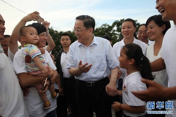 6月13日，中共中央政治局常委、全國政協(xié)主席俞正聲來到廈門市海滄區(qū)青礁村院前社出席兩岸“同名村、心連心”交流活動，并與部分前來參加第七屆海峽論壇的鄉(xiāng)親座談。這是俞正聲在社區(qū)的小路上與兩岸同名村的鄉(xiāng)親親切交談。 新華社記者劉衛(wèi)兵攝