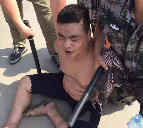 犯罪嫌疑人陳國(guó)勤被警方抓獲現(xiàn)場(chǎng)圖。