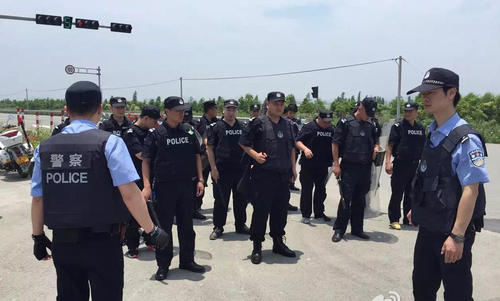 　　警方在抓捕殺人犯現(xiàn)場(chǎng)。