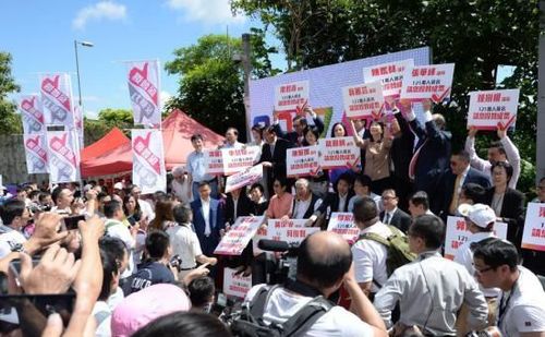 　6月17日上午，香港政府就政改方案提交立法會(huì)審議表決。圖為支持政改方案的香港團(tuán)體在立法會(huì)大樓外集會(huì)。