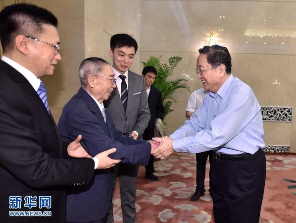 6月23日，中共中央政治局常委、全國政協(xié)主席俞正聲在北京出席譚元壽先生舞臺(tái)生活80周年座談會(huì)，并會(huì)見譚元壽先生及其親屬。這是座談會(huì)開始前，俞正聲與譚元壽親切握手交談。 新華社記者 李濤 攝