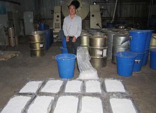 陜西咸陽三原縣大程鎮(zhèn)一制藥車間內(nèi)，查獲成品甲卡西酮128千克，半成品2噸，易制毒化學(xué)品丙酮等21桶2.85噸。