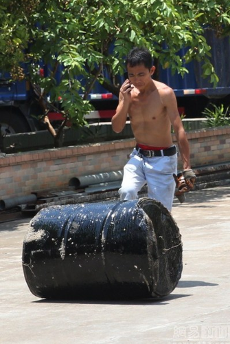 　　隨后，店主逐漸出現(xiàn)頭暈、惡心和腸胃不舒服的感覺，“不舒服以后，我趕緊把店關(guān)閉，并離開了”。圖為發(fā)生泄漏的儲存鐵桶。