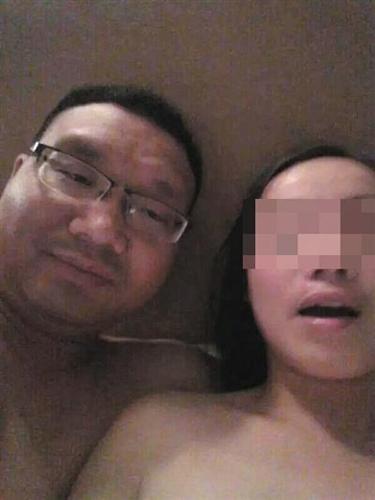 副鎮(zhèn)長鄧衛(wèi)與一名女子的床照被公布在舉報網(wǎng)帖中。
